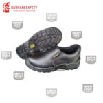 Man wearing Safety Expert Shoes on a construction site