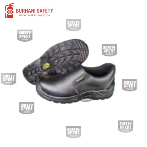 Man wearing Safety Expert Shoes on a construction site